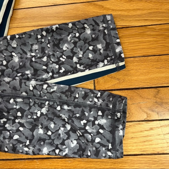 Aerie gray print leggings - Picture 2 of 7